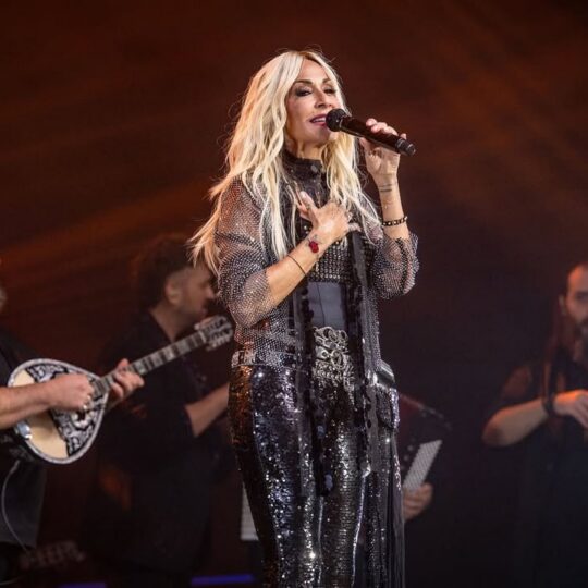 Η Άννα Βίσση ταξιδεύει στην Αίγυπτο και φωτογραφίζεται με urban chic σύνολα και λαμπερά sneakers – θες να δεις πώς το κάνει;