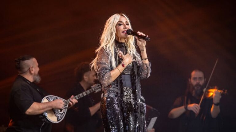 Η Άννα Βίσση ταξιδεύει στην Αίγυπτο και φωτογραφίζεται με urban chic σύνολα και λαμπερά sneakers – θες να δεις πώς το κάνει;