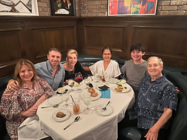 Ο Νιλ Σεντάκα με την οικογένεια του