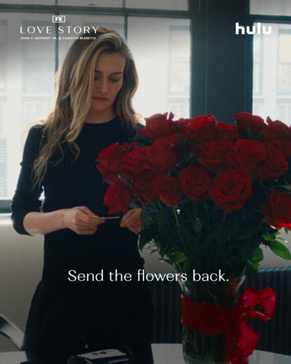 η Sarah Pidgeon μεταμορφώνεται στην Carolyn Bessette