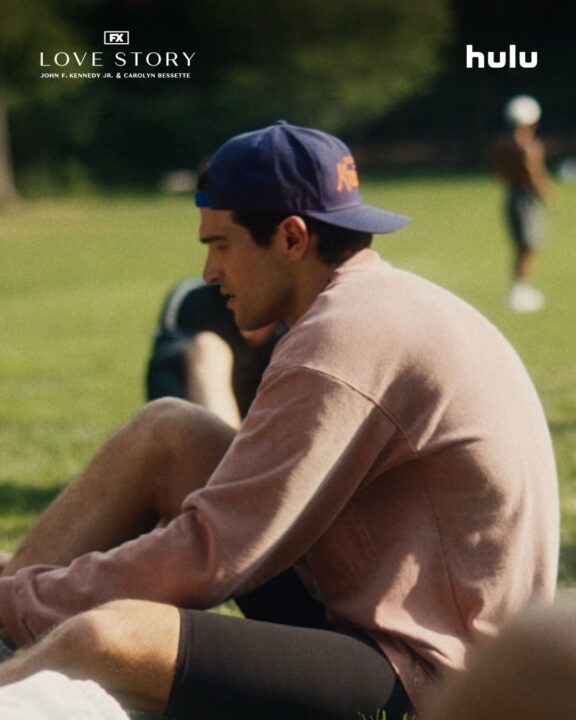 ο Paul Anthony Kelly αναλαμβάνει τον απαιτητικό ρόλο του John F. Kennedy Jr.,