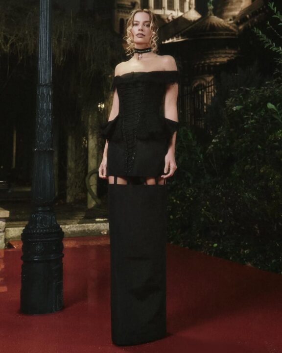 η Margot Robbie δεν προωθεί απλώς μια ταινία. Δημιουργεί μια ολοκληρωμένη εμπειρία, όπου η τέχνη, η μόδα και η λογοτεχνία συνυπάρχουν