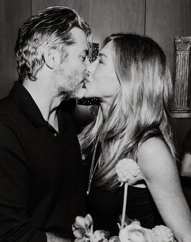 jim curtis jennifer aniston kiss