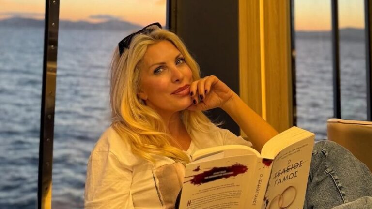 Η Ελένη Μενεγάκη ποζάρει για την κόρη της Μαρίνα