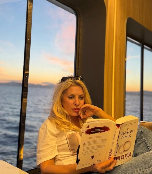 Η Ελένη Μενεγάκη στο πλοίο για Άνδρο