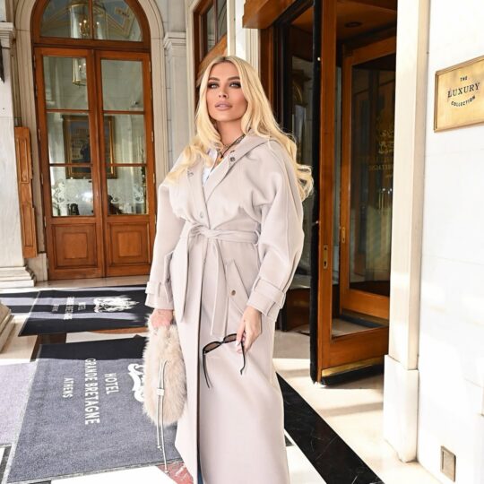 Η Κατερίνα Καινούργιου με καπαρντίνα και sneakers