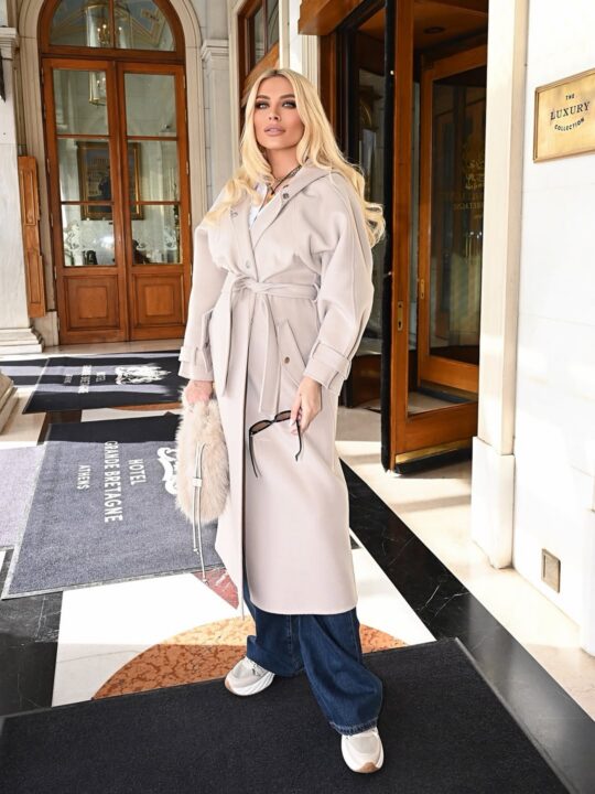 Η Κατερίνα Καινούργιου με καπαρντίνα και sneakers