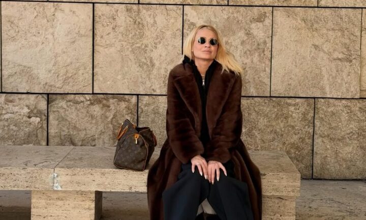 Η Φαίη Σκορδά με γούνα