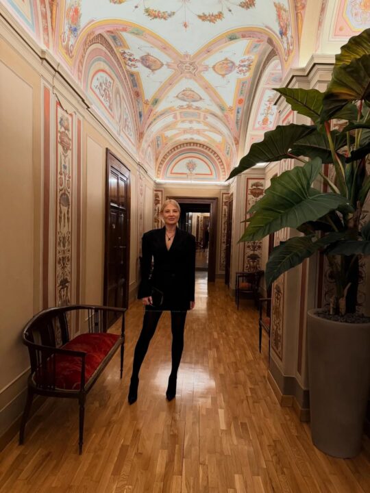 Oversized jacket dress για τη νυχτερινή της έξοδο.