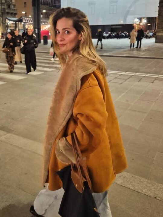 Η Νατάσα Μποφίλιου επαναπροσδιορίζει το street style με shearling παλτό στην Μπολόνια