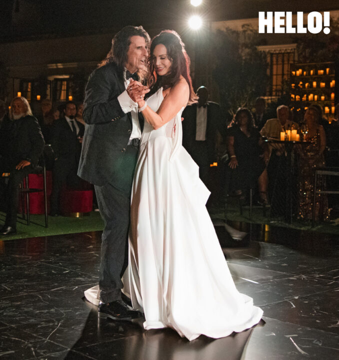 Το βρατανικό HELLO! ήταν στην τελετή της ανανέωσης των όιρκων του Άλις Κούπερ, που συμπλήρωσε 50 χρόνια γάμου. 