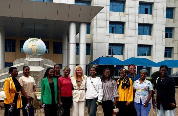 Η Μαρί Σαντάλ συνομιλώντας με γυναίκες που αποτελούν σύμβολα αντοχής και δύναμης της Ρουάντας