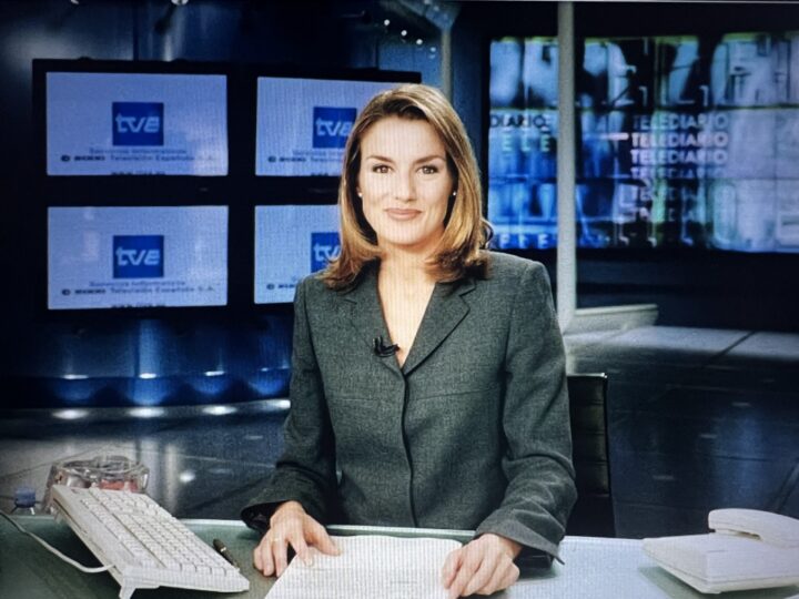 Η βασίλισσα Λετίθια όταν ήταν ακόμα δημοσιογράφος. Photo: TVE