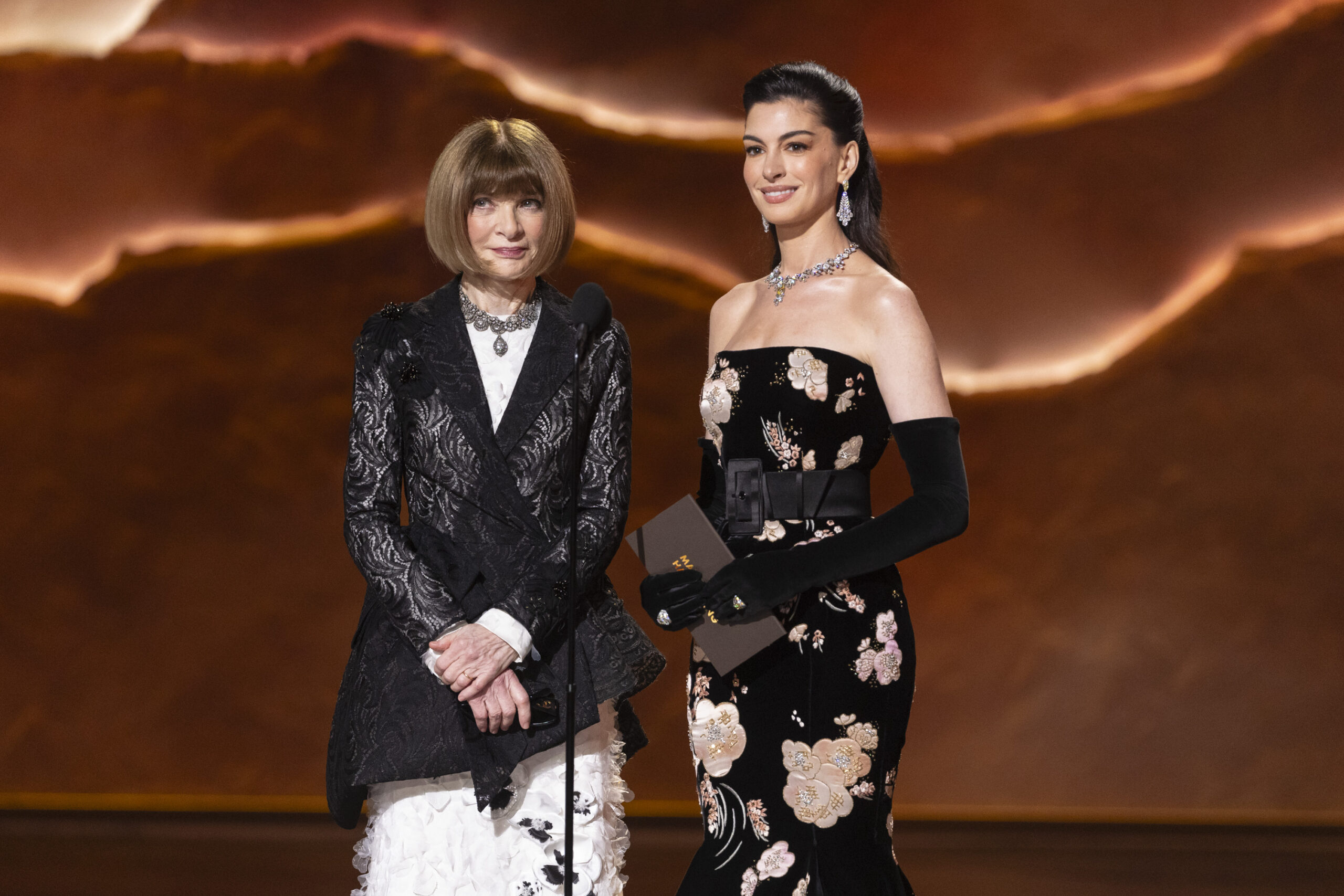 ANNA WINTOUR, ANNE HATHAWAY