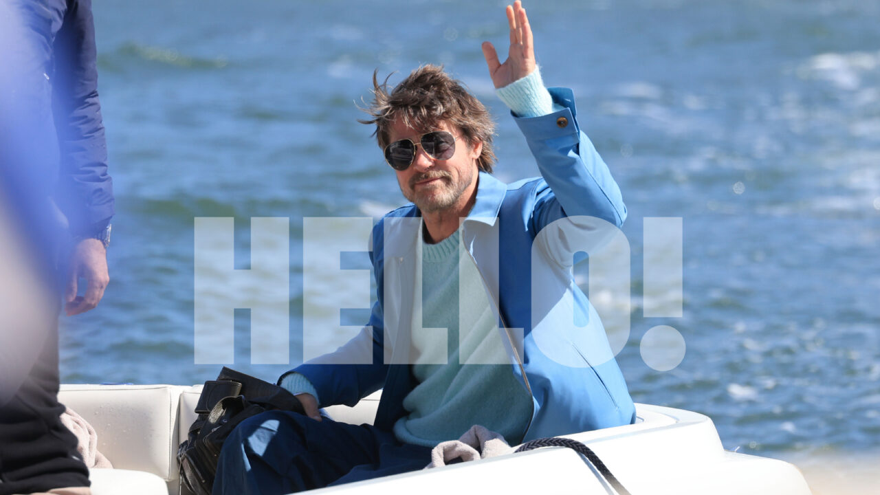 Στην τελική ευθεία των γυρισμάτων της ταινίας "The Riders", με πρωταγωνιστή των Μπράντ Πίτ, και ο φωτογραφικός φακός τον εντόπισε σε χαλαρή διάθεση να χαιρετά τον πλήθος του κόσμου που ήταν μαζεμένο. στο σημείο των γυρισμάτων.