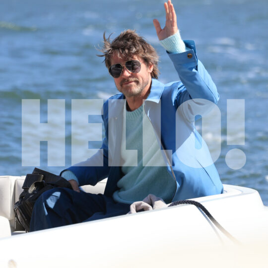 Στην τελική ευθεία των γυρισμάτων της ταινίας "The Riders", με πρωταγωνιστή των Μπράντ Πίτ, και ο φωτογραφικός φακός τον εντόπισε σε χαλαρή διάθεση να χαιρετά τον πλήθος του κόσμου που ήταν μαζεμένο. στο σημείο των γυρισμάτων.