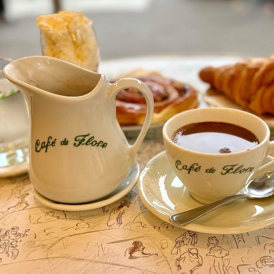 Στα τραπέζια του Café de Flore, ο Ζαν-Πολ Σαρτρ και η Σιμόν ντε Μποβουάρ έστηναν το «γραφείο» τους, ενώ ο Αλμπέρ Καμύ, ο Έρνεστ Χέμινγουεϊ και ο Τρούμαν Καπότε απολάμβαναν τον καφέ τους. Εδώ σύχναζε ο Πάμπλο Πικάσο και γεννήθηκε ο Σουρεαλισμός. Ένας χώρος που λάτρεψαν ο Καρλ Λάγκερφελντ, ο Ιβ Σεν Λοράν και η Μπριζίτ Μπαρντό. Μια στιγμή στην καρδιά της παρισινής διανόησης.