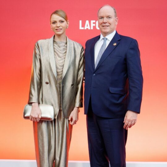 Πριγκίπισσα Σαρλίν έλαμψε στα βραβεία Michelin με ένα total metallic look από τον οίκο Giorgio Armani.