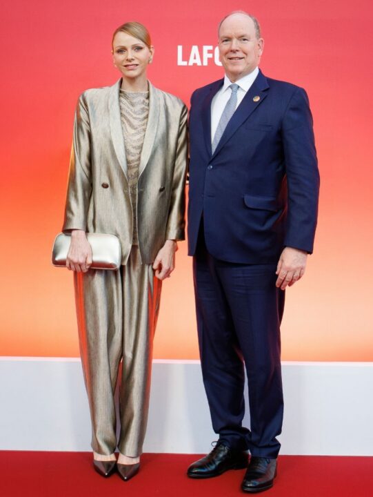 Πριγκίπισσα Σαρλίν έλαμψε στα βραβεία Michelin με ένα total metallic look από τον οίκο Giorgio Armani.