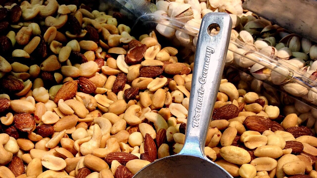 Οι ξηροί καρποί δεν είναι απλώς ένα σνακ· είναι ένα φυσικό «συμπλήρωμα διατροφής» που, αν χρησιμοποιηθεί σωστά, μπορεί να βελτιώσει σημαντικά την υγεία της καρδιάς, του εγκεφάλου και του μεταβολισμού σας