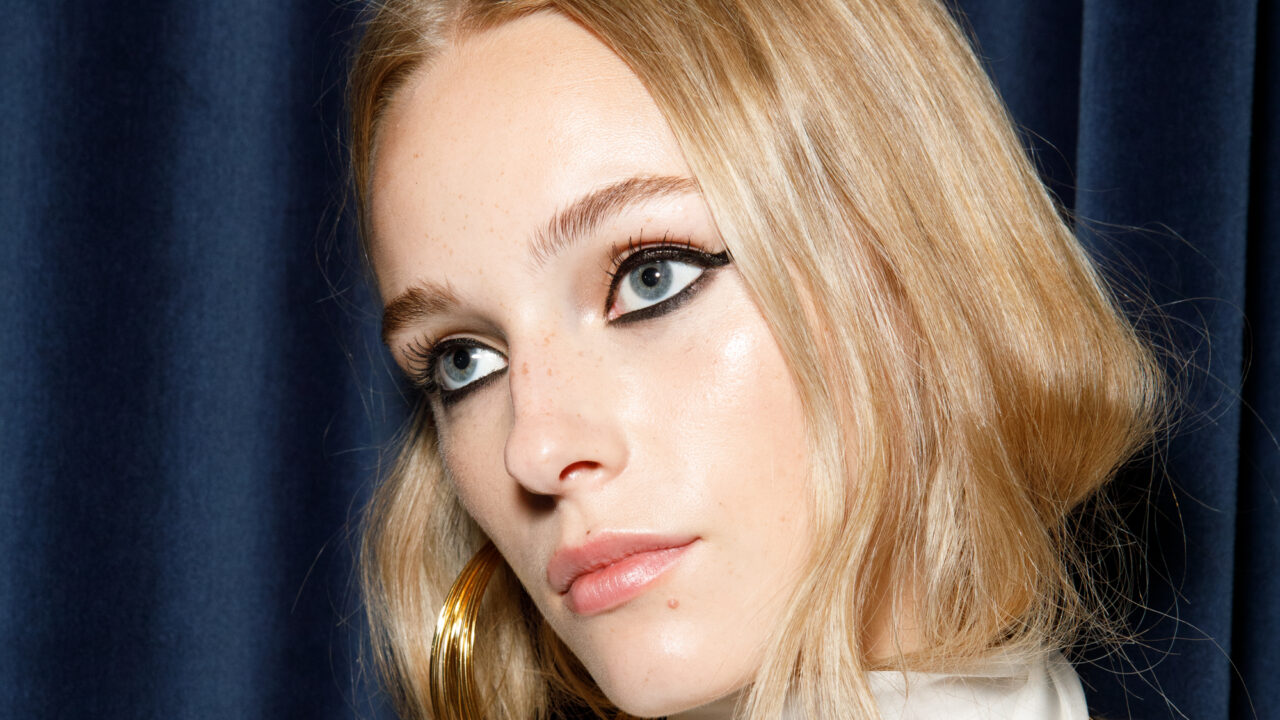 Εντονο Βλέμμα με eyeliner