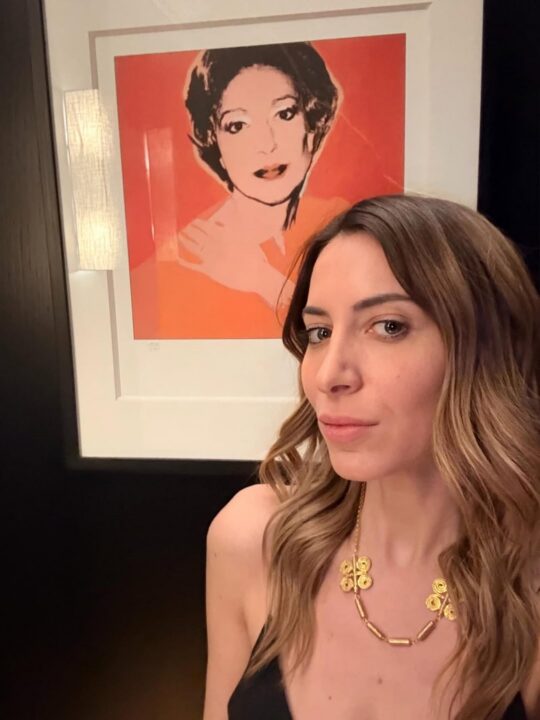 Η Κάθριν Εμπειρίκου μπροστά στο Andy Warhol πορτραίτο της γιαγιάς της