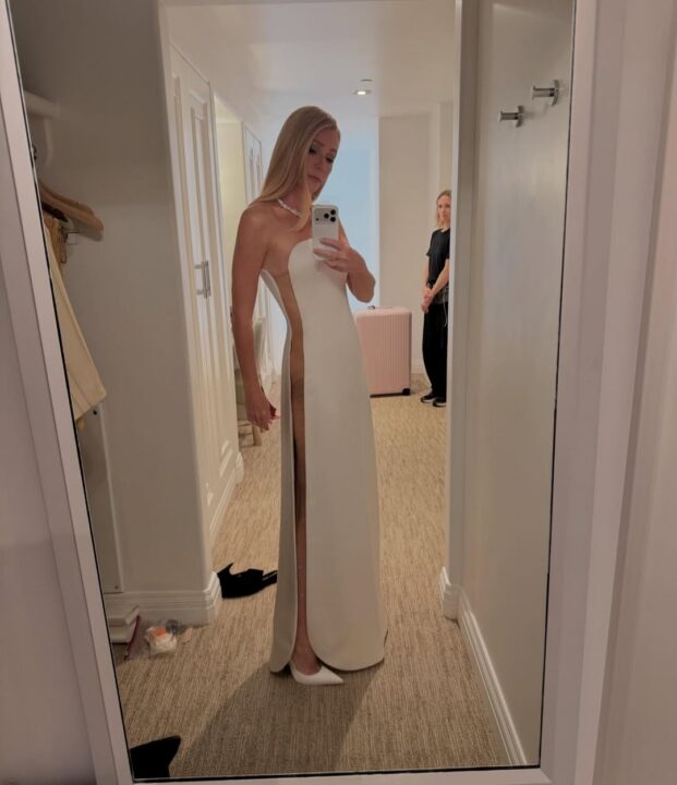 Λεπτομέρεια από τα τολμηρά ανοίγματα του φορέματος που έφταναν μέχρι τη λεκάνη.