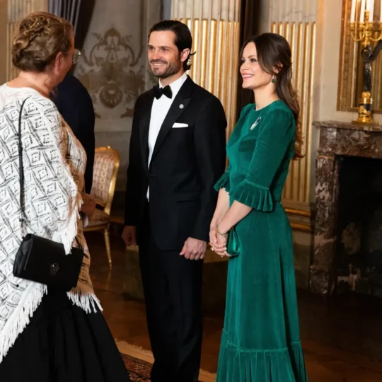 Η εντυπωσιακή διαδρομή του πριγκιπικού ζεύγους της Σουηδίας: Από την πρώτη γνωριμία στην απόλυτη οικογενειακή ευτυχία με τα τέσσερα παιδιά τους.