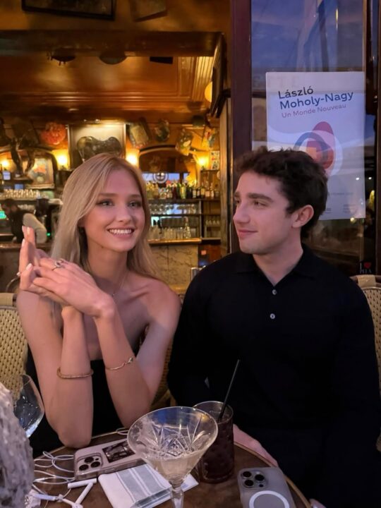 Η Λάρα είναι κόρη του διάσημου Γερμανού σκηνοθέτη Φλόριαν Χένκελ φον Ντόνερσμαρκ
(βραβείο Όσκαρ για την ταινία «Οι Ζωές των Άλλων»).