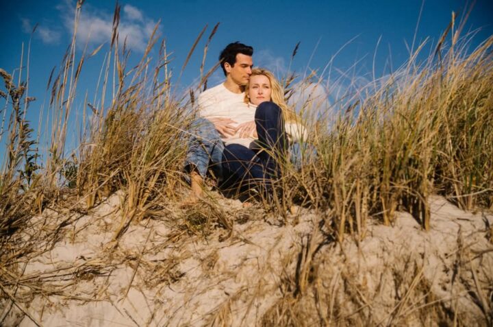 Ντάρυλ Χάνα: Χαρακτήρισε την τηλεοπτική απεικόνισή της στη σειρά Love Story ως «ανακριβή και προσβλητική».