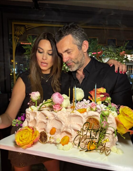 «Ευλογημένη με τους καλύτερους», έγραψε στη λεζάντα της, εκφράζοντας την ευγνωμοσύνη της για τους ανθρώπους που την πλαισιώνουν.