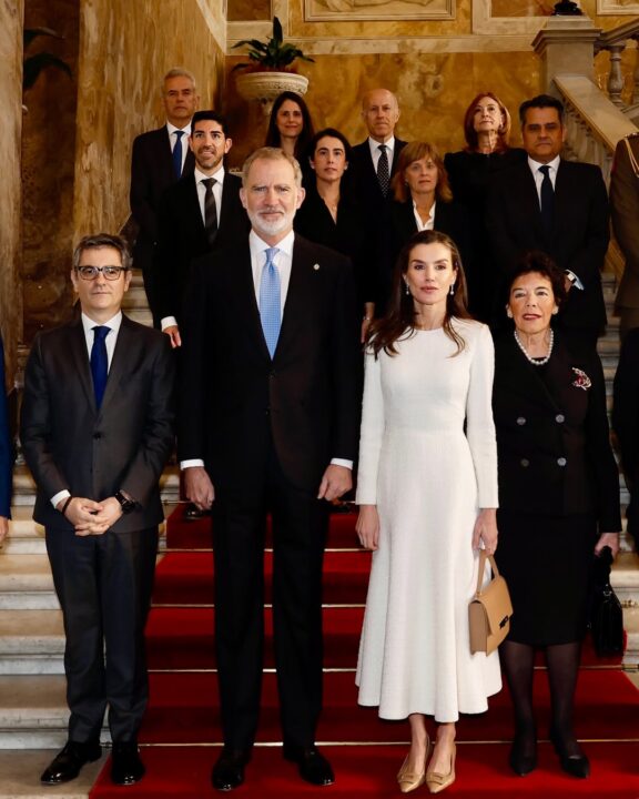 Πίσω από την επιλογή του λευκού φορέματος της βασίλισσας Λετίθια στο Βατικανό 
βρίσκεται το λεγόμενο «προνόμιο του λευκού» (privilège du blanc).
