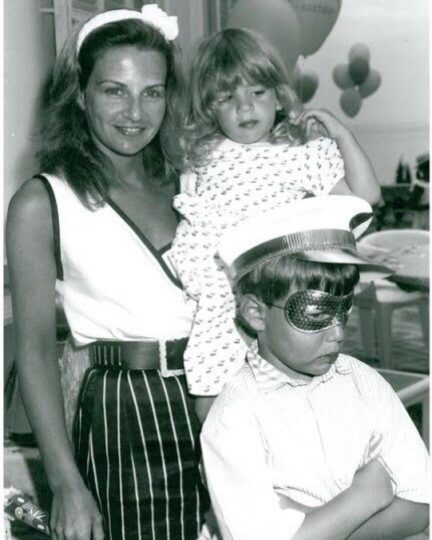 Η Αιγύπτιας διακοσμήτρια εσωτερικών χώρων Καρίν Ρατλ είναι η μητέρα της Σαμπίν Γκέτι.