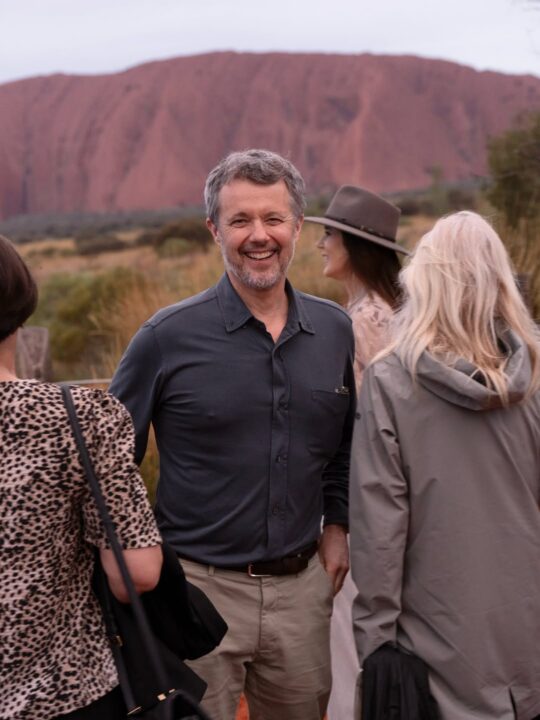  Ήταν το 2000, κατά τη διάρκεια των Ολυμπιακών Αγώνων του Σίδνεϊ, στο μπαρ "Slip Inn", όταν ο Φρέντερικ συστήθηκε απλά ως "Fred".