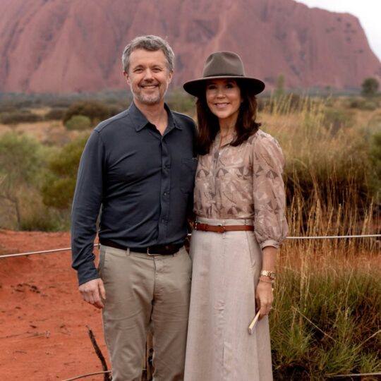 Είκοσι πέντε χρόνια μετά τη γνωριμία της με τον Φρειδερίκο στο Σίδνεϊ, η γεννημένη στην Τασμανία Μαίρη επιστρέφει ως η απόλυτη πρωταγωνίστρια του δανέζικου θρόνου, παραδίδοντας μαθήματα υψηλής ραπτικής και σημειολογίας.