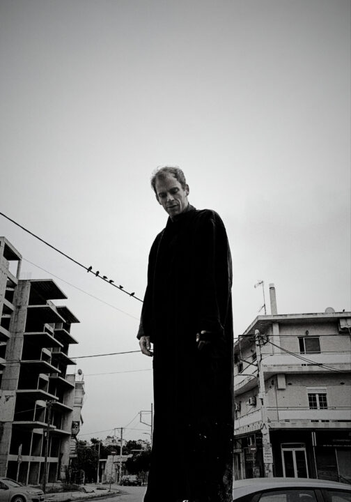 Ο Όμηρος Πουλάκης σε ένα πρωτότυπο έργο του Ηλία Μαγκλίνη
