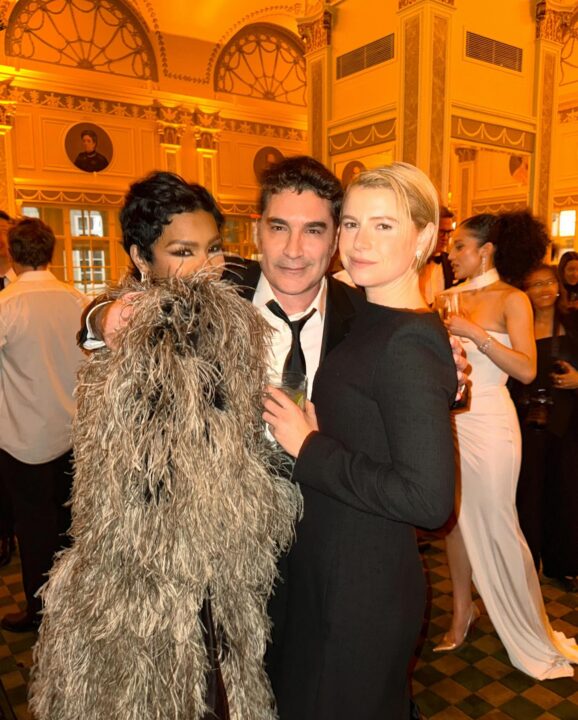 Κλέλια Ανδριολάτου και ο Χριστόφορος Παπακαλιάτης στο πάρτυ των BAFTA – Αγκαλιά με Τεγιάνα Τέιλορ