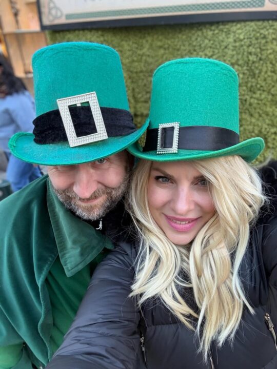 Υιοθετώντας το πνεύμα της τοπικής λαογραφίας, η παρουσιάστρια ποζάρει ως χαριτωμένο Leprechaun, αποδεικνύοντας για ακόμη μια φορά το αυθόρμητο χιούμορ που τη διακρίνει.