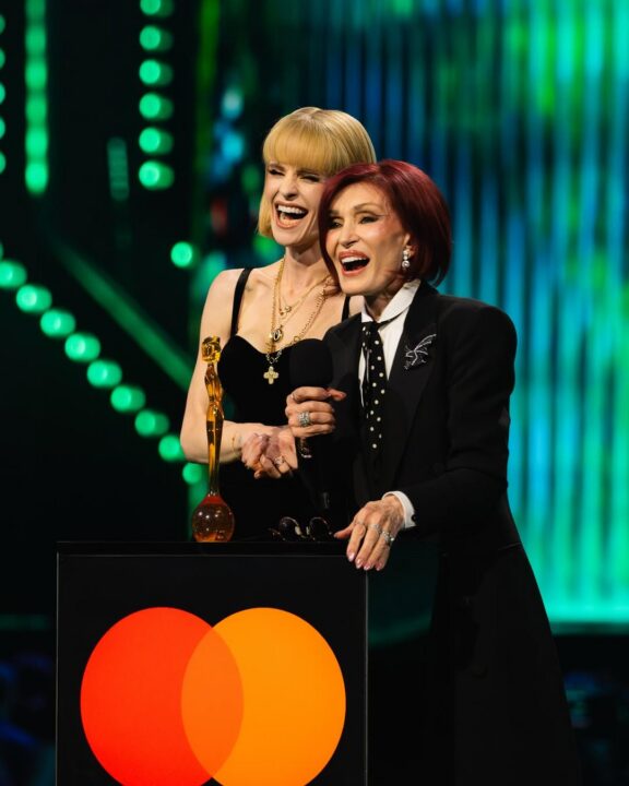 Οι Σάρον και Κέλι Όσμπορν παραλαμβάνουν το βραβείο για το σύνολο του έργου τους προς τιμήν του Όζι