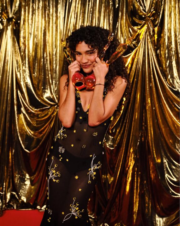 Ολίβια Ντιν σε μία εμφάνιση που ισορροπεί τέλεια ανάμεσα στην κομψότητα και τη σύγχρονη pop αισθητική