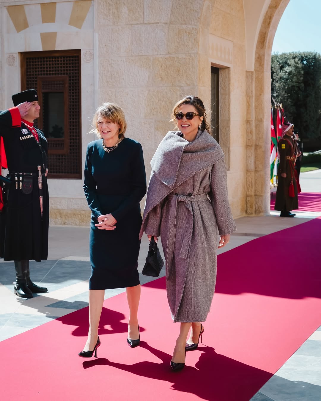 Για τις εξωτερικές λήψεις, η βασίλισσα Ράνια πρόσθεσε γυαλιά ηλίουπου έδωσαν "edgy" πινελιά στη συνολική της εικόνα.