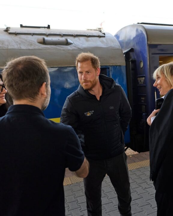Ο Χάρι υπηρέτησε στον Βρετανικό Στρατό για δέκα χρόνια, φτάνοντας μέχρι τον βαθμό του Λοχαγού