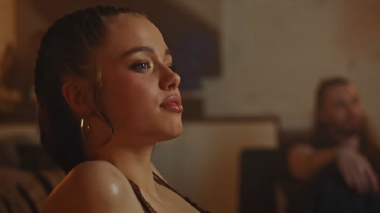 Η Σάιλο Τζολί–Πιτ πρωταγωνιστεί σε νέο βιντεοκλίπ και εντυπωσιάζει με την ομοιότητά της με τη μητέρα της