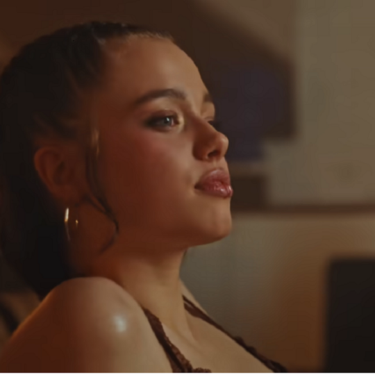 Η Σάιλο Τζολί–Πιτ πρωταγωνιστεί σε νέο βιντεοκλίπ και εντυπωσιάζει με την ομοιότητά της με τη μητέρα της