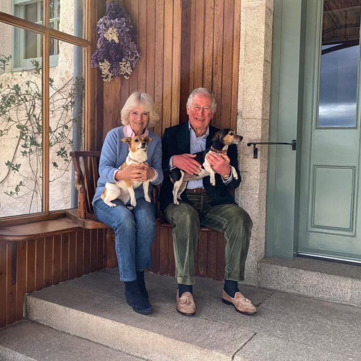 Η βασίλισσα Καμίλα και ο βασιλιάς Κάρολος αγκαλιά με τα διασωθέντα από τη βασίλισσα σκυλάκια τους. IG@clarencehouse