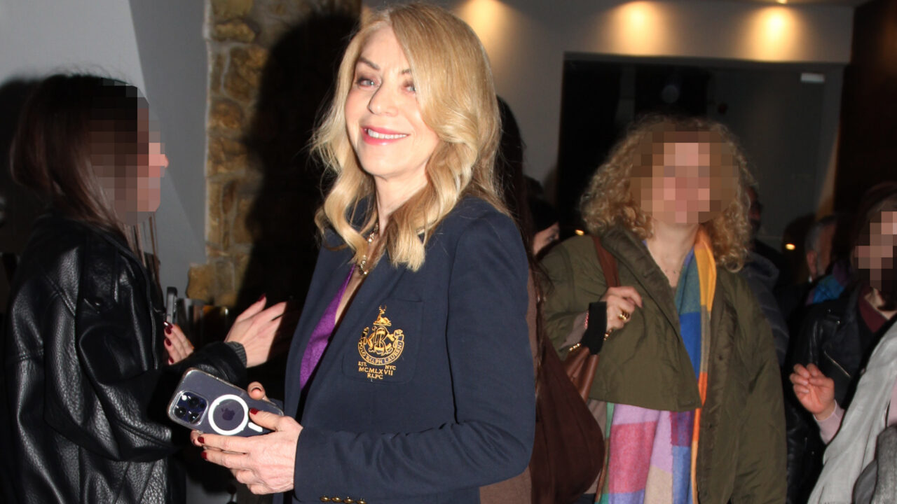 Η Έλλη Στάη με navy blazer