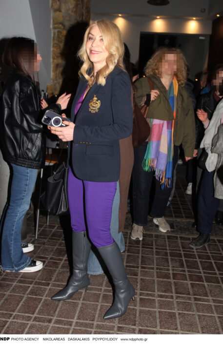 Η Έλλη Στάη με navy blazer