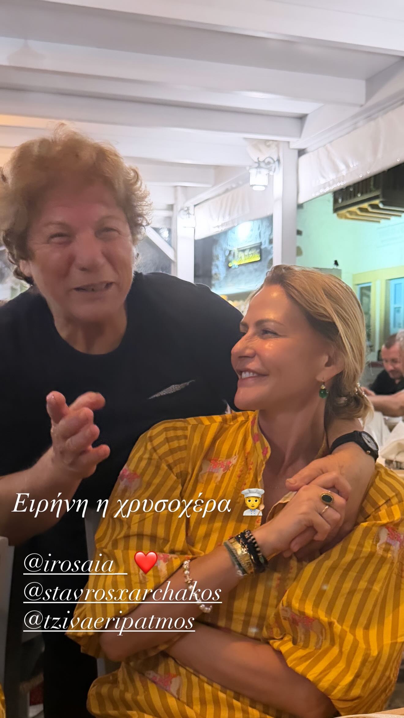 Η Τζένη Μπαλατσινού τον τελευταίο καιρό έχει αδυναμία σε όλες τις αποχρώσεις του κίτρινου