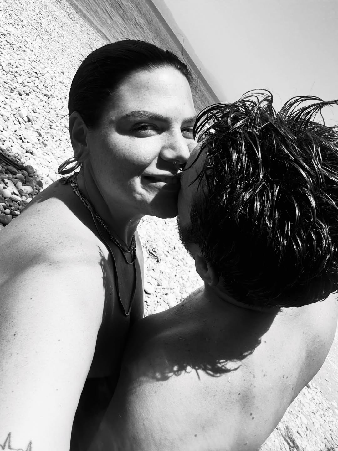 Beach Romance: Η Δανάη Μπάρκα και ο Φάνης Μπότσης σε ένα τρυφερό φιλί στην ακροθαλασσιά της Μεσσηνίας.