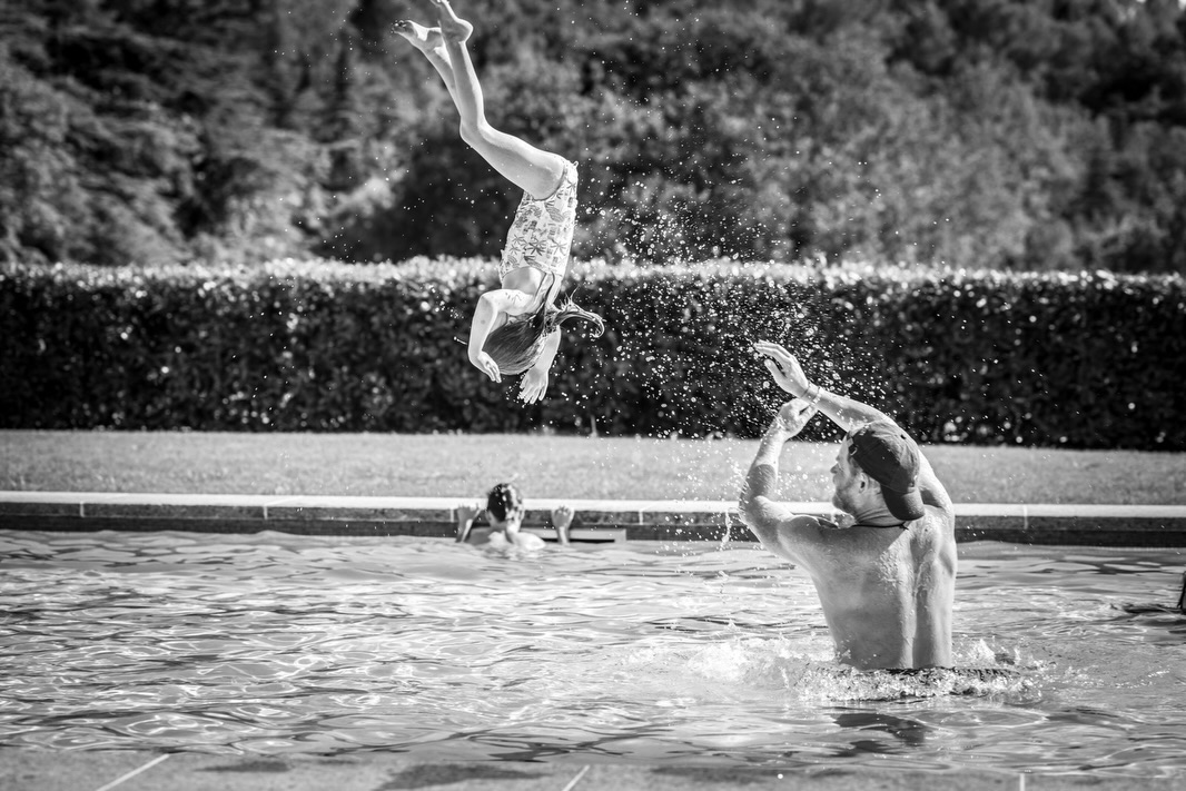 Family Time: Ο Πρίγκιπας Χάρι παίζει στην πισίνα με την 5χρονη Λίλιμπετ, απολαμβάνοντας την ανεμελιά του καλοκαιριού.